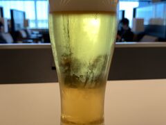 離陸前にラウンジでビールを2杯飲みました。