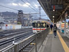 甲府駅で身延線に乗り換え、３分間。
歩いているとみんな走り出した。
急がないと。