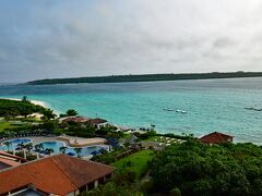 沖縄本島のやんばるの森でヤンバルクイナを見てから（https://4travel.jp/travelogue/11824860）宮古島に向かった。

2023年4月19日午後3時25分、那覇発のJTA/JAL便は順調に飛んで4時20分に宮古島に着いた。宮古島東急ホテルの方が迎えて下さり、送迎車でホテルへ。

予約した部屋はコーラルウィングの海側4－７階の部屋だった。しかし東急ホテルの会員のせいか、８階の部屋にアップグレードしていただけた。料金は２名朝食付きで１泊、約40,000円。部屋からの眺めは写真の様に見事だ。ここに3泊である。