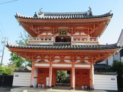 三重塔のある西光寺にやってきました。随分立派な門ですよ。山門は「四恩の門」というそうで、珍しいことに門の上に鐘楼があって鐘がつかれるそうです。
