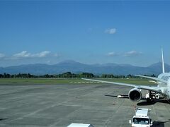 鹿児島空港からは霧島連山がきれいに見えた
中央の高い山がこれから行く韓国岳
その隣が新燃岳
一番右が高千穂岳
まずはレンタカーで、えびの高原目指して出発