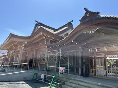 続いてやってきたのは阿蘇神社。
熊本地震で一部の施設が全壊、半壊して、まだ修復の途上の様子。