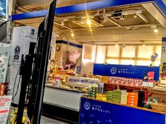 乗船券を購入後、フェリーターミナルに。
竹原港にあるテラスカフェ。コーヒーばかりではなく、地元の特産品やお土産、果てまで弁当やお菓子も販売している。