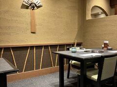 実家に帰ると毎回行く『日本料理 はせ川』で夕食。

土曜の夜は満席で予約が取れず、金曜の夜にしました。