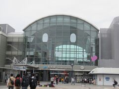 事前の計画では、玉藻公園に行く予定でしたが、初日に急遽行ったので、高松駅でマリンライナーの指定席を変更。自販機ではマリンライナーの同じ１Fにしか変更できませんでした。ってそこしか指定席がなかったため。2Fが良かったけどグリーン車だったので無理でした