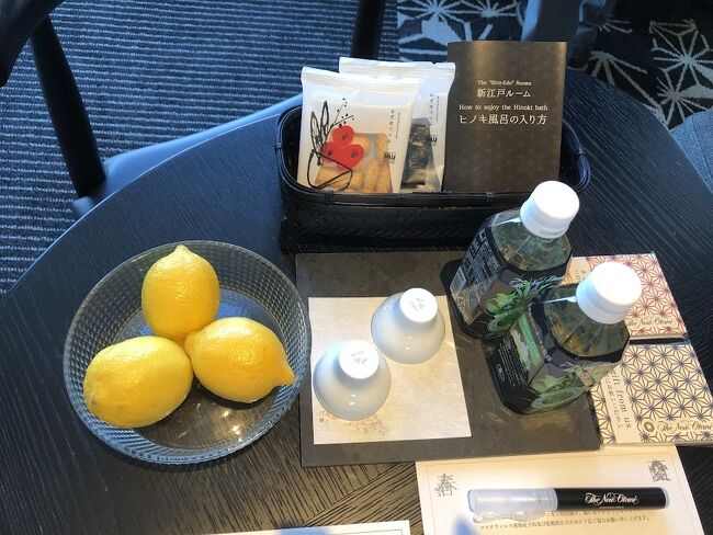 新江戸ルーム<br /><br />お風呂上がりに冷たい日本酒とかつくのよね。<br />我が家はお酒が飲めないので、事前に伝えておいたらホテルオリジナルハーブティーのペットになっていたわ。<br /><br />レモンはお風呂に浮かべる用です。<br /><br />