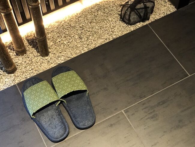 クローゼット前の仕切り。<br />小さな所で輪の雰囲気を出そうと頑張っていたわ。<br />外国人観光客の皆さん、石とか出しちゃったりしないのかしら？？？