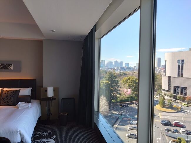 無料宿泊なので新宿の夜景は斜めの方に。。。。