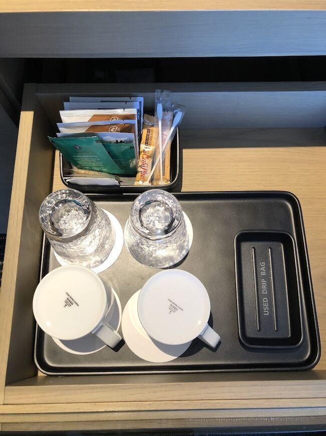 お茶セットがちょっと寂しい。<br /><br />まあガーデンタワーから見附の方に出たら何でもあるから、買ってくる事を見越しているのかも。