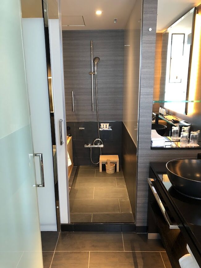 窓の方から入るバスルームです。<br /><br />手前左がお手洗い。<br /><br />