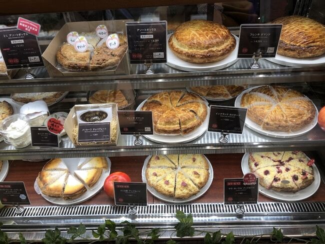 デパ地下スイーツを買って帰ろうと思ったんだけれど、デパ地下終わっていてGRANNY SMITHでアップルパイを買ってホテルに戻りました。<br /><br />てか。。。もう、此処だったら家に帰った方が楽なのよね。