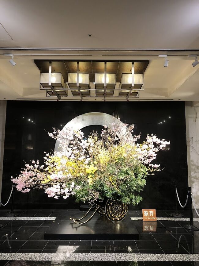 エントランスは桜のアレンジメントだね。<br /><br />