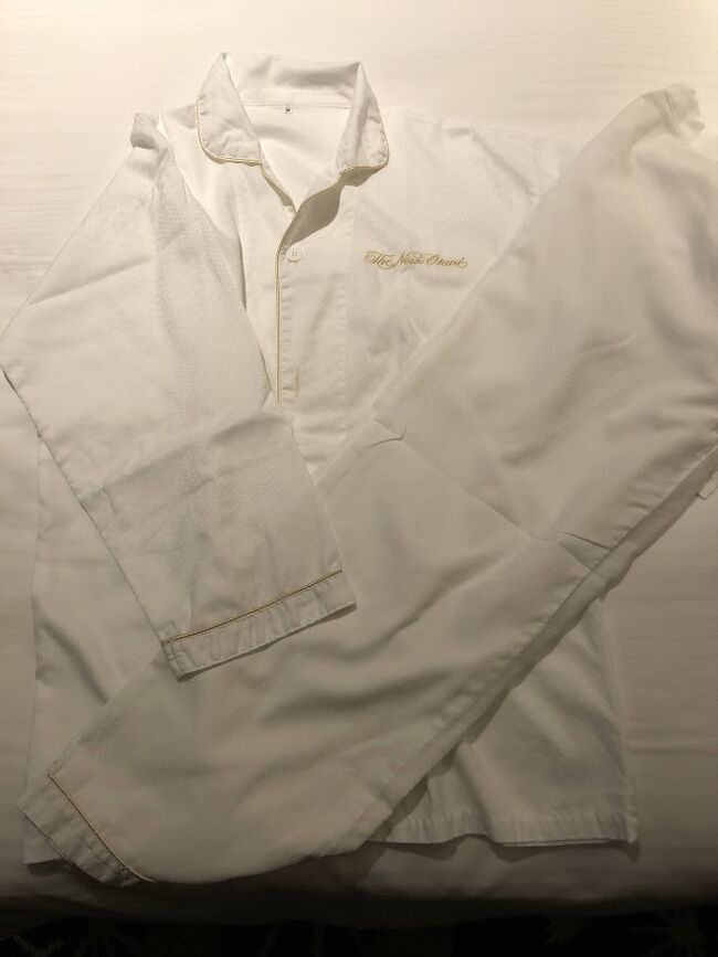 パジャマは上下別。<br />肌触りが良くて気持ち良かったです。<br /><br />