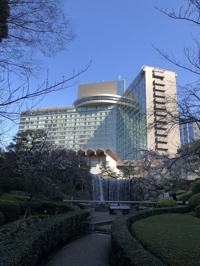 水は上の池から下に滝で落ちています。<br /><br />