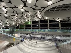 高雄の空港から高雄駅へはMRTですぐです。
明日は始発なので、高雄駅近くの宿を予約してたんですが、駅舎が工事中でぐるりと遠回り。