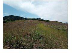 12:33 俵山展望所駐車場着
俵山山頂目指して、時間の許す限り登ってみようとトレッキングポールを片手にスタート。
最初はかなりの急斜面。
12:53 緩やかで見晴らしの良い登山道に謎の三角点を発見。