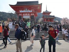 まず、朝一番に訪れたのは清水寺です。どの団体でもほとんどの観光バスは午前中の早い時間に訪れるそうです。この時季の京都はどこも混んでいるのですが、やはり、清水寺は日本人はもちろん外国人にとっても京都では１、２位を争う人気の観光地だそうです。私たちが清水坂を上ってきたのは9時30分になっていませんが、この人の群れです。もう既に参拝を終わらせて帰る人もいますよ。