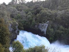 早く下山した分時間ができたので「フカ滝」を見に行った。タウポ湖”から”流れ落ちる川の滝ということで、標高の関係からするとちょっと逆な感じ。