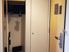 今回はKOKO HOTEL Premier 金沢香林坊。デラックスキングルーム。
ドア正面に姿見、右手にお洋服など掛けるところ。