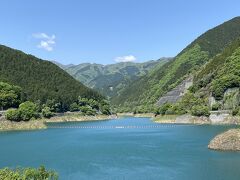 ダムを右手に登山口に進みます。ダムの水の色が綺麗。