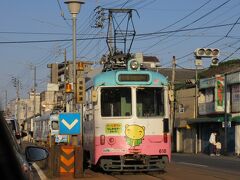 高知市内に入りました。
車道の中央部を路面電車が走っています。