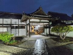 旧崇廣堂の建物。

崇廣堂は、伊勢津藩の藩校有造館の支校として作られたものです。
現在も、この建物のすぐ脇が上野高校です。