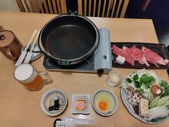 で、ライトアートを見た後は、ホテルの食事。

伊賀牛のすき焼きセットが付いたプランを予約していたので、これっすよ！

ぱっと見お肉少なめに見えますが、そんなこともなく。
おなか一杯になりました。