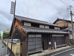 芭蕉の生家です。

ただこの家、芭蕉が産まれた頃から残っているものではなく、江戸時代末期に建てられたものだと言ってました。
それでも十分立派ですけどね。