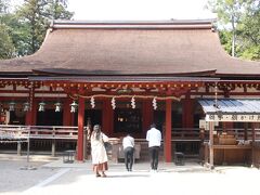 石上神社
拝　殿　（国宝）
第72代白河天皇が、当神宮の鎮魂祭のために、永保元年（1081）に宮中の神嘉殿を寄進されたものと伝えられています。












































