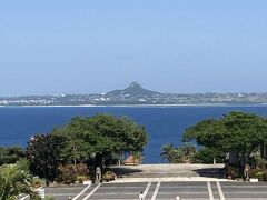 那覇からバスで2時間かけて、やってきました海洋博公園。中央ゲートは、正面に伊江島が見える。
高速バスの予約ができるようになって、便利だわ。