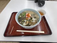 比叡バスターミナルで降りて遅めのお昼ご飯。
叡バスターミナルのお土産やさんのお隣にあるお蕎麦屋さんで
お昼にしました。