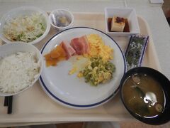 ７月２９日
ホテルの朝食。料金は宿泊料に含まれている。
質素は食事。