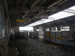 旭橋駅。ゆいレールの１日乗車券を買う。