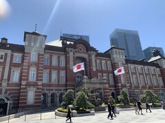 天気がよかったので、
まずは国旗を見るために東京駅丸の内口にわざわざやってきました。
日の丸が輝いているかのようです。