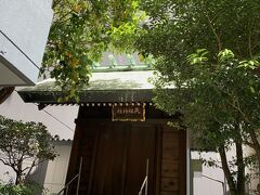 八丁堀天祖神社にやってきました。
鳥居が朱色ではないので、
地味な印象です。
戸隠神社の中社の新しい鳥居を思い出しました。