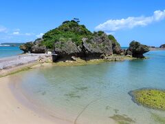 やってきたのは、勝連半島の海を挟んだ3km東の場所にある浜比嘉島です。この島には沖縄創世の女神のアマミキョと男神シルミキョが祀られているのです。