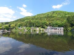 有名な金鱗湖です。
天気がとても良く、キラキラと輝いていました。

水深がすごく浅かった点は驚きました(笑)