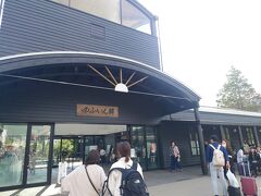 由布院駅です。

バスやJRは比較的IC対応がされていますが、こちらは券売機のみでした。

ギリギリで駅に着くと電車に乗り遅れる可能性があるため事前に準備をしておきましょう。