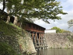 江戸時代、藩主とお付の者だけが、二の丸と紅葉渓庭園のある西の丸を行き来するために架けられた橋。

