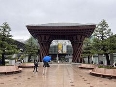 ツアーの集合場所（金沢駅 兼六園口 4番バス乗り場）へ向かうときは雨が降っていました。