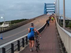 2日目の朝

サザンゲートブリッジまでお散歩
やたらと自転車が多いなと思ったら
この日は石垣島トライアスロン開催日でした。
そういう訳でいろんな意味で宿が賑やかだったんですね！ｗ