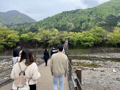 駐車場から吊り橋を越え、白川郷の集落へ向かいます。