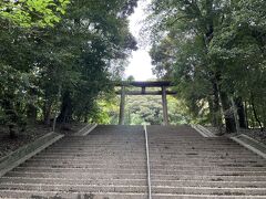 電車で５分ほど近江神宮前で降りて徒歩１０分のところにある近江神宮にやってきた。
参道を通って、岩段を登ると二の鳥居