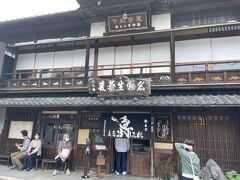 一路、比叡山と思ったが、ちょうどお昼時なのでこちらの本家鶴喜そばでまずは腹ごしらえ。なかなか味のある建物だが、創業は江戸時代だそうだ

駅からは5分ほど。人気店だけあって待っている人もいたが、10分ほどで入店できた