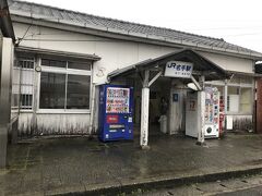 4月7日(金)旅5日目
寝たのが遅かったので、ホテルを出たのは正午頃。下井阪駅から名手駅へ。

名手駅前には1台だけタクシーがいましたが、苦手なので徒歩で青洲の里へ向かいます。バスは走ってないみたいでした。
風はあるけど雨はまだ小降りだし、撥水の上着と折りたたみ傘で頑張らなきゃ。
