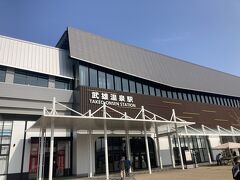 ホテルの目の前は駅。
逆か。