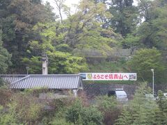 此方が「信貴山朝護孫子寺」の入口
大門ダムは人気（ひとけ）がありませんでしたが、此方はそれなりに（平日ですから）賑わっていました。

平日でこれだけの人出ですから休日は賑わうのだと思います