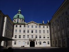 続いて王宮(Hofburg)[https://www.burghauptmannschaft.at/Betriebe/Hofburg-Innsbruck.html]へ。

さすが王宮という事で中は豪華に装飾された部屋や数々の品々が展示されています。
さすがハプスブルク家の中枢です。