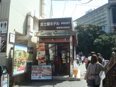 次に訪れたのは、パン店、ピコット。狭い店内で混んでいました。11時半で、残っている種類は少なめ、残りの個数も各種2個くらいずつでした。クラシックカレーパンはたくさんありました。