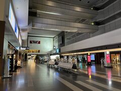 羽田空港第一ターミナル。朝の5時。
人の気配は殆どなし。